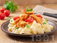 Рецепта Паста папарделе (или спагети) с бяло пилешко месо и доматен сос